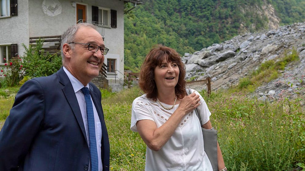 Anna Giacomitti arbeitete drei Monate als Regierungskommissärin in Roveredo im Misox. Die Lage in der Gemeinde habe sich entspannt, sei aber nach wie vor instabil und fragil, schrieb sie in ihrem Bericht. (Archivbild mit Bundesrat Guy Parmelin in Bondo GR).