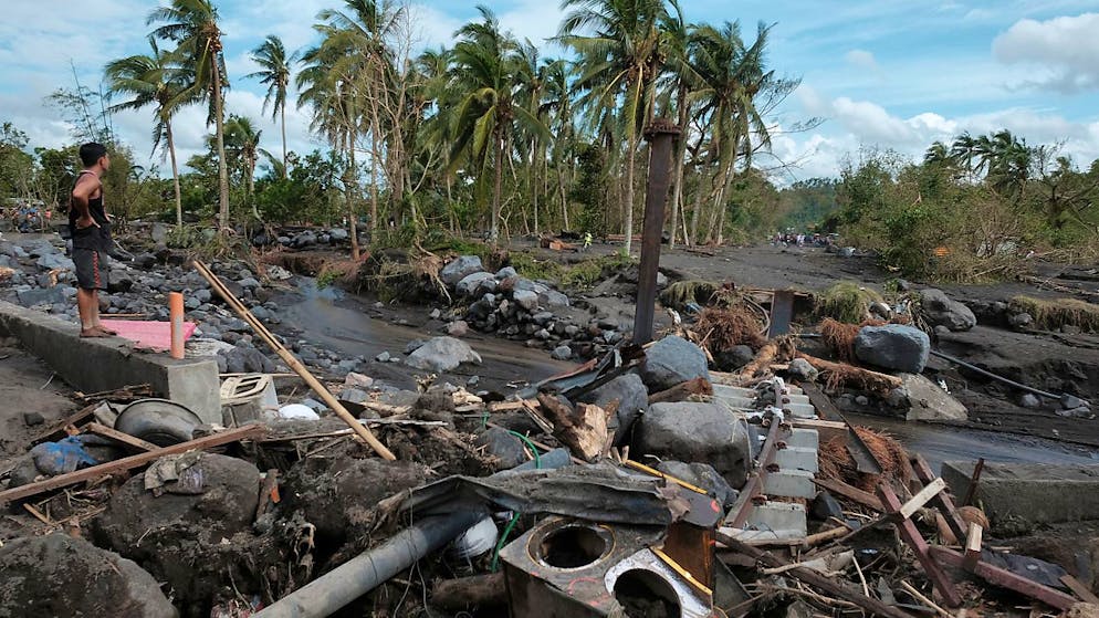 Ein Mann betrachtet die Schäden, die Taifun «Goni» am Vulkan Mayon angerichtet hat. Foto: John Michael Magdasoc/AP/dpa