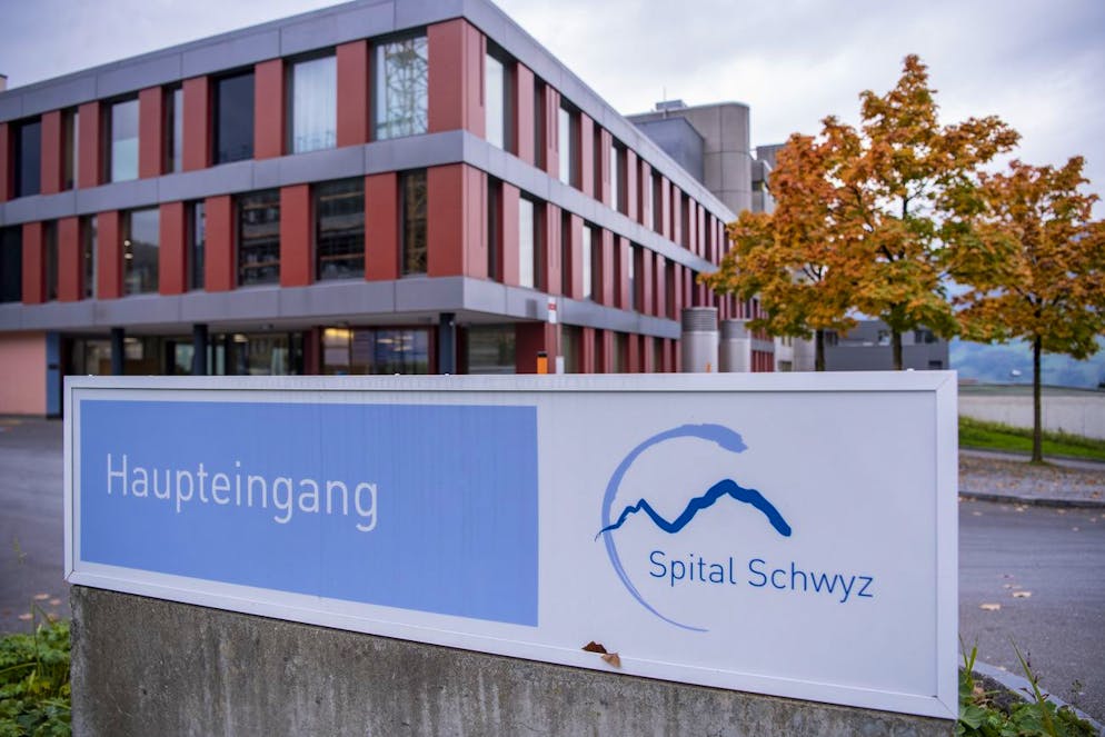 Das Spital Schwyz am Mittwoch, 14. Oktober 2020. Seit zehn Tagen nimmt die Zahl der Corona-Ansteckungen im inneren Kantonsteil rasant zu, teilte das Spital am Mittwoch mit. Mittlerweile seien 30 bis 40 Prozent der im Corona-Center des Spitals Schwyz gemachten Tests positiv. (KEYSTONE/Urs Flueeler)