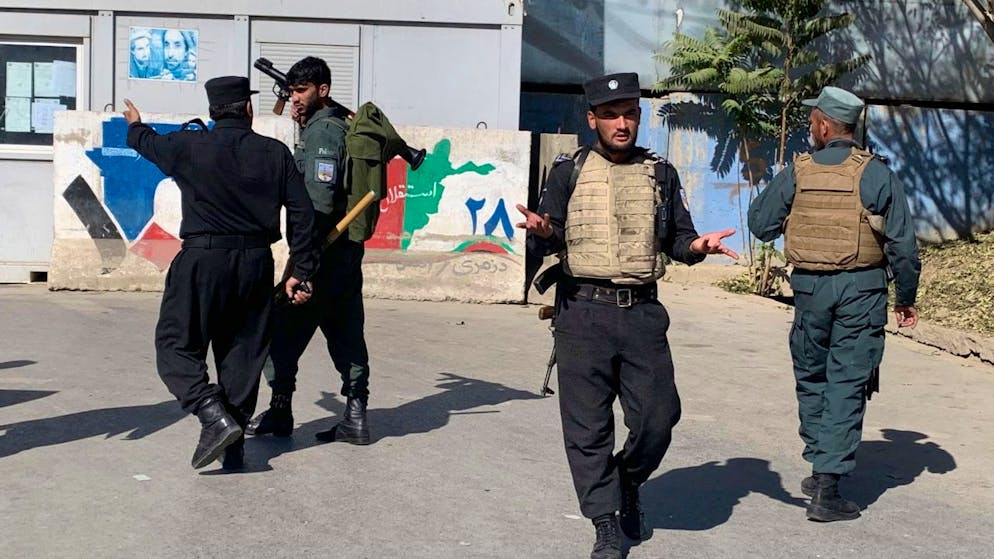 Die afghanische Polizei trifft am Ort eines Anschlags an der Universität Kabul ein. Foto: Rahmat Gul/AP/dpa