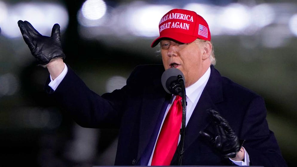 Donald Trump, Präsident der USA, spricht auf einer Wahlkampfkundgebung. Foto: Chris Carlson/AP/dpa