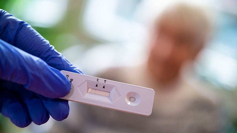 Eine Altenpflegerin hält im Seniorenheim Pauline-Krone-Heim der Altenhilfe Tübingen einen Antigen-Corona-Schnelltest in der Hand. Foto: Sebastian Gollnow/dpa