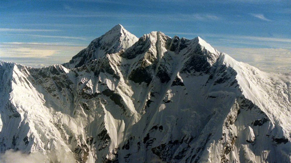 Forschende fanden winzige Teilchen aus Kunststoff einige hundert Meter unterhalb des Gipfels des Mount Everest, dem Dach der Welt. (Archivbild)