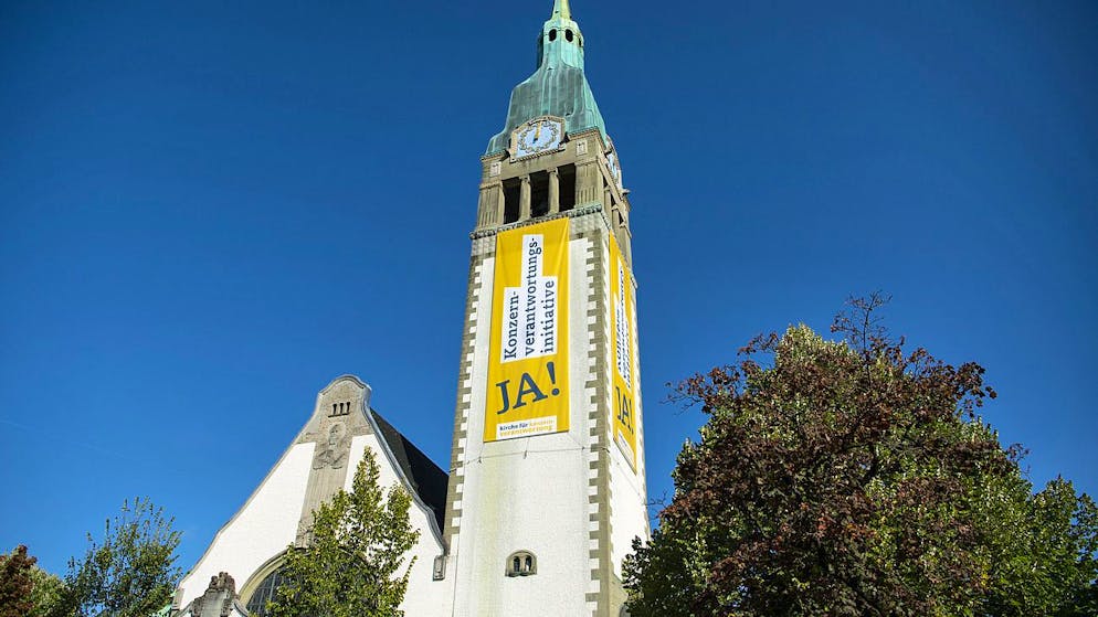 Übergrosse Banner zur Konzernverantwortungsinitiative hängen am 19. Oktober 2020 an der reformierten Pauluskirche in Bern.