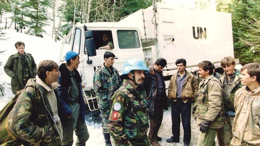 Niederländische UN-Soldaten eines Dutchbat-Konvois im Gespräch mit bosnisch-muslimischen Kämpfern. Am 11. Juli 1995 begannen bosnisch-serbische Truppen mit der Erstürmung der muslimischen Enklave Srebrenica im Osten Bosniens. An diesem und den darauffolgenden Tagen töteten die Soldaten des bosnisch-serbischen Generals Mladic in Srebrenica und Umgebung 8.000 Männer und Jugendliche aus der Enklave, die nicht mehr an Kampfhandlungen teilnahmen.