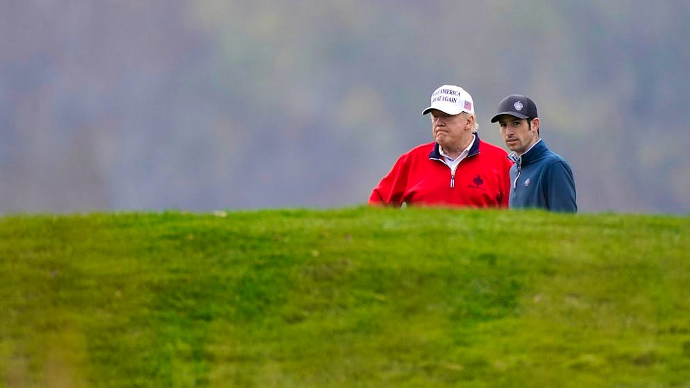Donald Trump (l), amtierender Präsident der USA, spielt Golf im Trump National Golf Club in Sterling. Foto: Manuel Balce Ceneta/AP/dpa