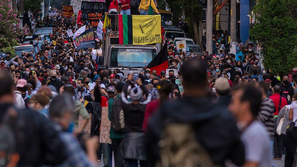 Demonstranten ziehen durch die Strassen. Der Protest fand statt, nachdem ein Mann vor einem Supermarkt in Porto Alegre von zwei Sicherheitsmännern niedergerungen und brutal geschlagen worden war. Der 40-Jährige erlag noch am Tatort seinen Verletzungen. Foto: Andre Lucas/dpa