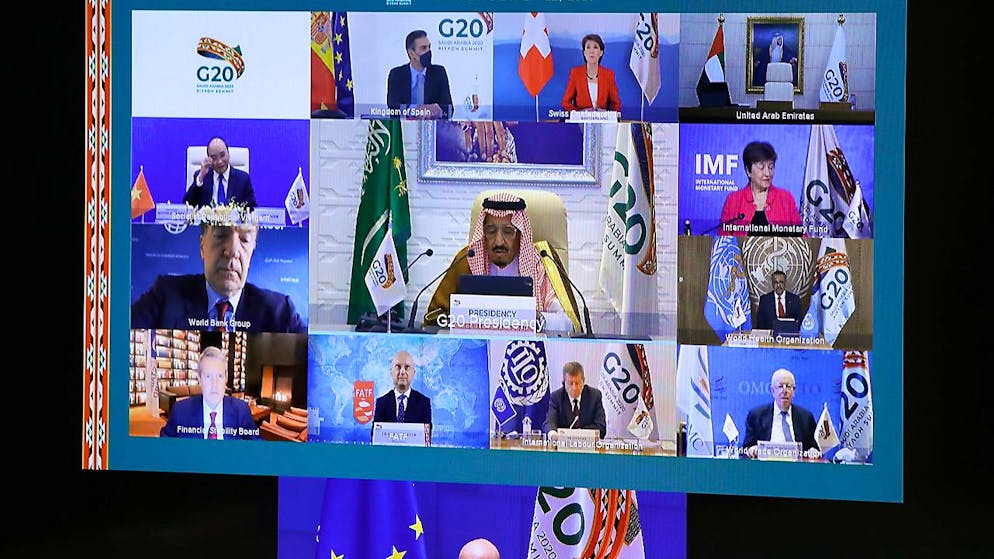 Charles Michel, Präsident des Europäischen Rats (unten), nimmt am virtuellen G20-Gipfel unter Vorsitz Saudi-Arabiens teil. Eigentlich sollte der Gipfel erstmals in der saudischen Hauptstadt Riad stattfinden. Wegen der Corona-Pandemie werden die Gespräche aber nur per Video-Schalte geführt. Foto: Yves Herman/Pool Reuters/AP/dpa