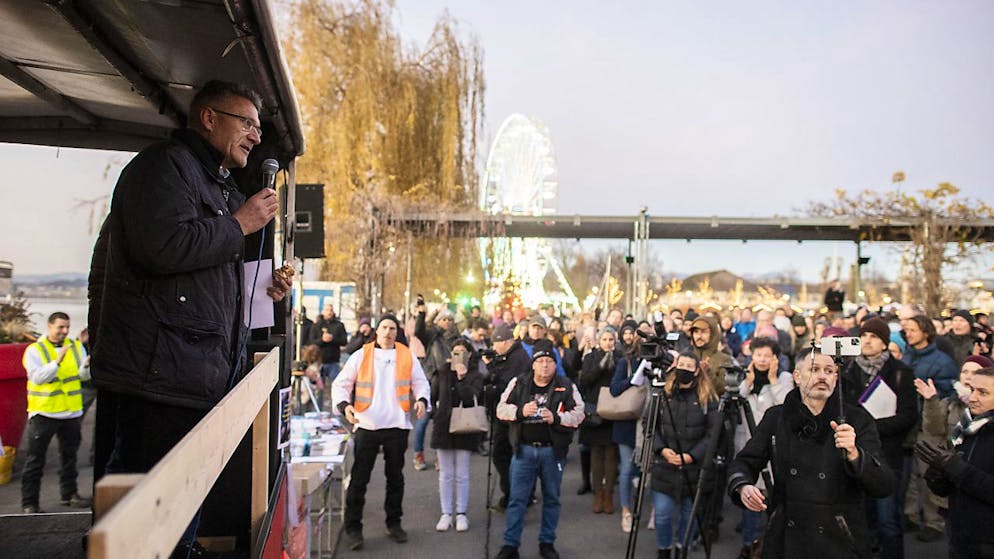 SVP-Nationalrat Pirmin Schwander sprach sich an der Kundgebung in Lachen in einer eine Rede gegen die Corona-Massnahmen von Bund und Kanton aus.