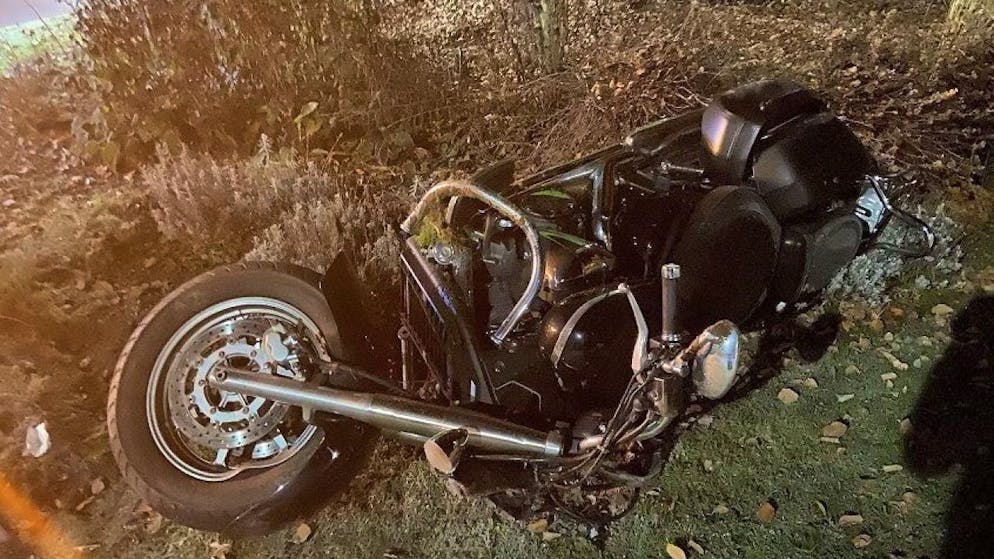 Der Töff landete nach dem Selbstunfall im Gras ausserhalb eines Verkehrskreisels.