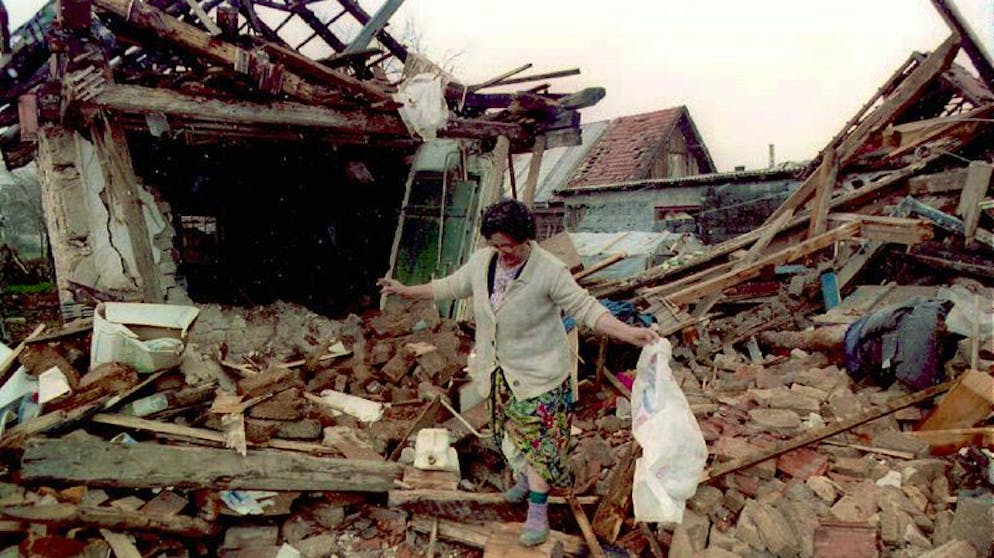 Der Bosnienkrieg ist der blutigste der Konflikte nach dem Zerfall des Vielvölkerstaates Jugoslawien in den 1990er Jahren. Die Zahl der Todesopfer wird mit 100'000 beziffert, Hunderttausende wurden verletzt. Fast jeder zweite der 4,3 Millionen Einwohner — 1,8 Millionen — verlor seine Heimat.