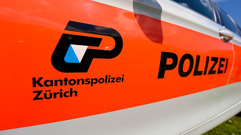 Ein 19-jähriger Motorradlenker ist in der Nacht auf Sonntag im Spital den Verletzungen erlegen, die er sich am Samstagabend bei einem Selbstunfall bei Bülach ZH zugezogen hatte. (Symbolbild)
