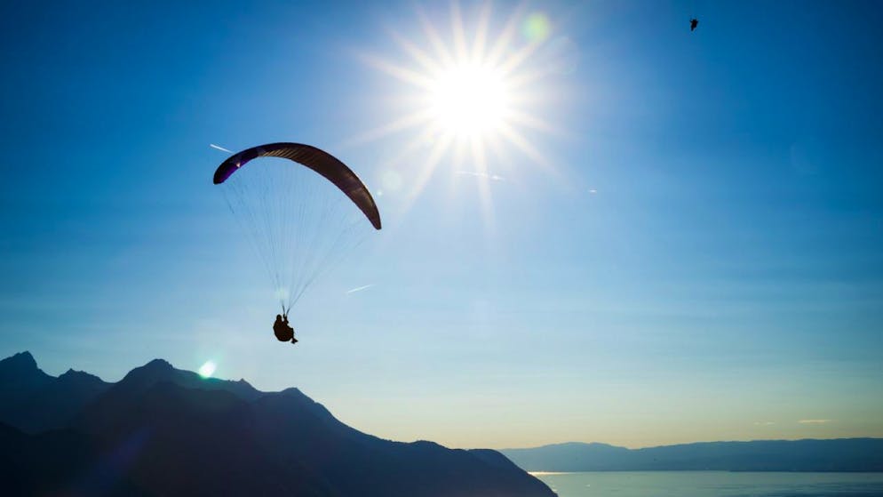 Unfall im Wallis. Gleitschirm bricht – Pilot verstirbt, Passagier leicht verletzt