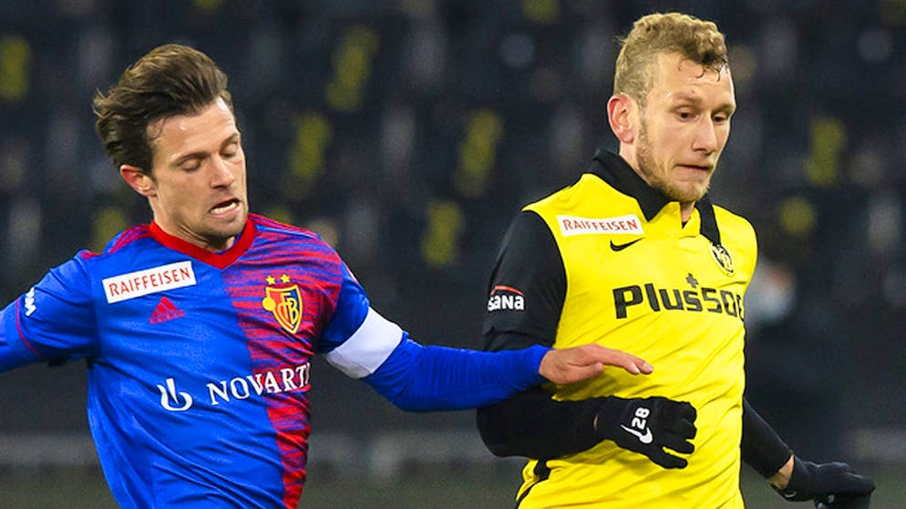 Basels Valentin Stocker, links, gegen YBs Fabian Lustenberger, rechts, im Fussball Meisterschaftsspiel der Super League zwischen dem BSC Young Boys und dem FC Basel, im Stadion Wankdorf in Bern, am Samstag, 21. November 2020. (KEYSTONE/Anthony Anex)