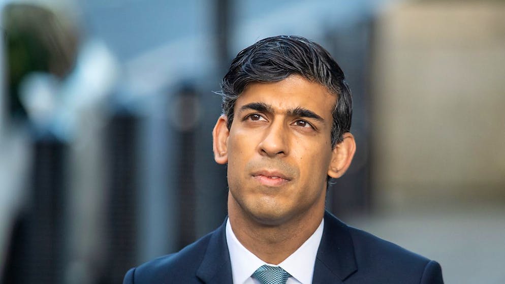 Rishi Sunak, Finanzminister von Grossbritannien, wird vor dem Broadcasting House, dem Hauptsitz der BBC, per Videoschalte von Sky News interviewt. Sunak hält nichts von einem Brexit-Handelspakt «um jeden Preis». «Wir machen Fortschritte in den Gesprächen und ich bleibe hoffnungsvoll, dass wir eine Lösung finden werden», sagte er in einem BBC-Interview. Foto: Dominic Lipinski/PA Wire/dpa