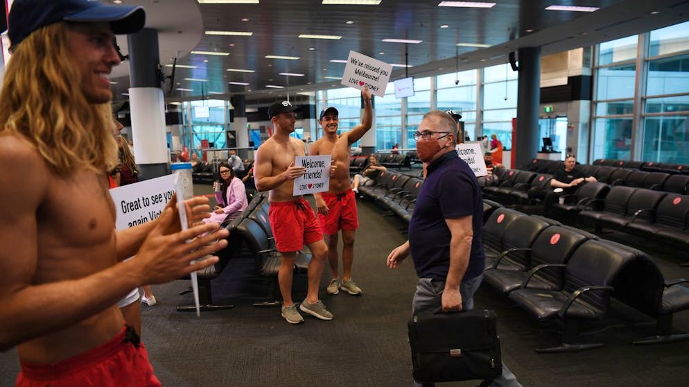 Am Sydney Airport werden die ersten Passagiere aus Melbourne nach der Grenzöffnung begrüsst.
