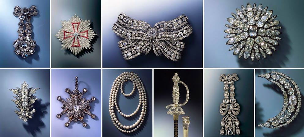 Diese Schmuckstücke wurden 2019 gestohlen: (oben, von links nach rechts) ein Hutverschluss des Diamantrosen-Sets, ein Bruststern des Polnischen Weissadlerordens, eine grosse Brustschleife, eine Aigrette für das Haar in Form einer Sonne, sowie (unten, von links nach rechts) ein palettenförmiges Juwel, ein Juwel des Polnischen Weissadlerordens, eine Kette aus 177 sächsischen Perlen, einen Degen des Diamantrose-Sets, eine Epaulette des Diamantrosen-Sets und eine Aigrette für die Haare in Form eines Halbmonds.