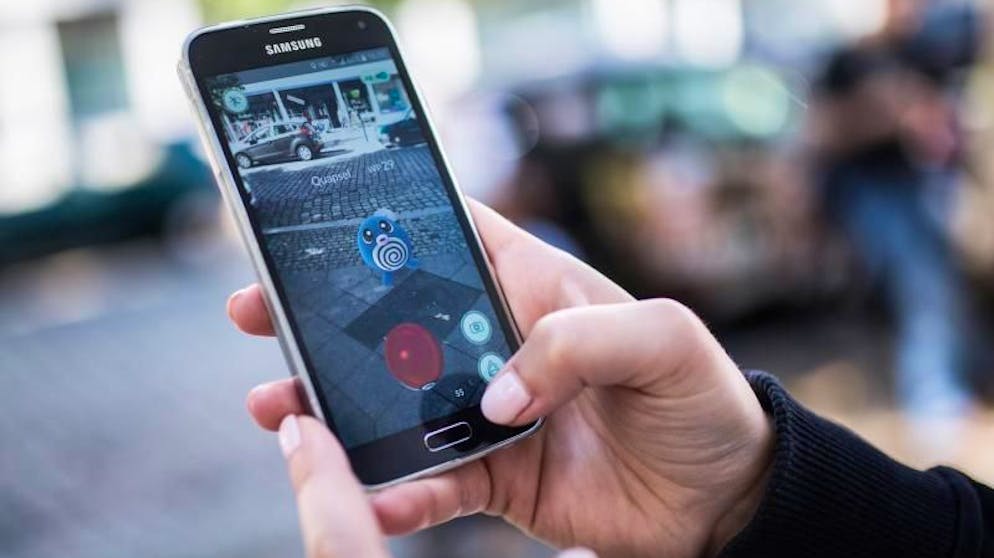 Da ist einer: «Pokémon Go» bezieht seinen Reiz aus der erweiterten Realität, bei der die reale Umgebung mit Hilfe der Smartphone-Kamera einbezogen wird.