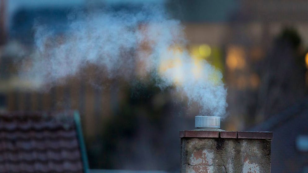 Rauch entweicht aus einem Kamin in der Schweiz: Die Corona-Pandemie hat zu einem minimalen Rückgang der Treibhausgaskonzentration iin der Atmosphäre gesorgt. (Symbolbild)