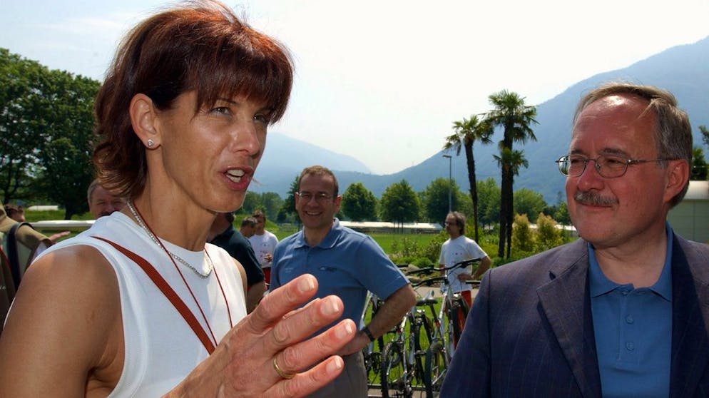 Federal President Samuel Schmid, right, smiles alongside former World Cup skier Doris de Agostini-Rossetti on Thursday May 26, 2005 at the 5th Talent Treff in Tenero, Ticino.  At the Swiss Youth and Sports Center 543 young athletes can train with experienced coaches this week in optimal conditions.  (KEYSTONE / Karl Mathis)