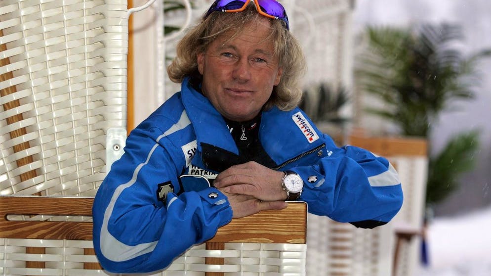 Women's coach Fritz Zueger settles into a beach chair during the traditional media event as part of the Women's Alpine World Cup races on Wednesday 18 January 2006 in St. Moritz despite horrible weather.  (KEYSTONE / Arno Balzarini)