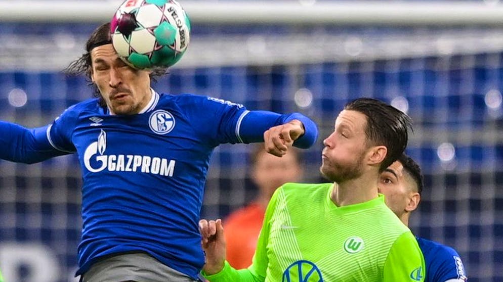 epa08833296 Benjamin Stambouli (C) of Schalke in action against Wout Weghorst (R) of Wolfburg during the German Bundesliga soccer match between FC Schalke 04 and VfL Wolfsburg in Gelsenkirchen, Germany, 21 November 2020. EPA / SASCHA STEINBACH / CONDITIONS OF THE POOL - ATTENTION: DFL regulations prohibit any use of photographs as sequences of images and / or quasi-videos.