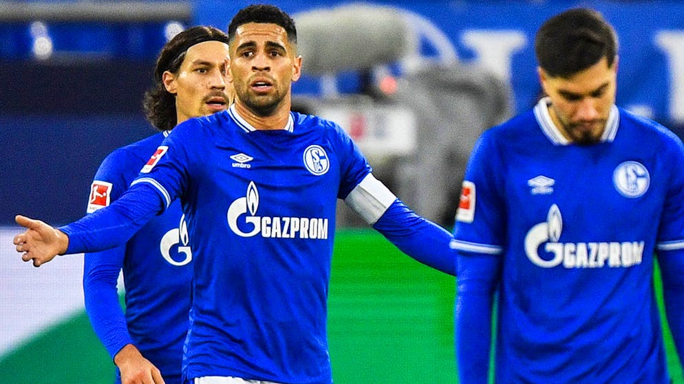 21.11.2020, North Rhine-Westphalia, Gelsenkirchen: Football: Bundesliga, matchday 8, FC Schalke 04 - VfL Wolfsburg, Veltins Arena.  Omar Mascarell (M) of Schalke gesticulates during the game.  Photo: Martin Meissner / Pool AP / dpa - IMPORTANT NOTE: According to the guidelines of the DFL Deutsche Fuflball Liga and the German Football Association DFB, it is forbidden to take photographs in the stadium and / or in the match in the form of sequential pictures and / or to exploit or to exploit series of photos similar to videos.  +++ dpa-Bildfunk +++ (KEYSTONE / DPA / Martin Meissner)