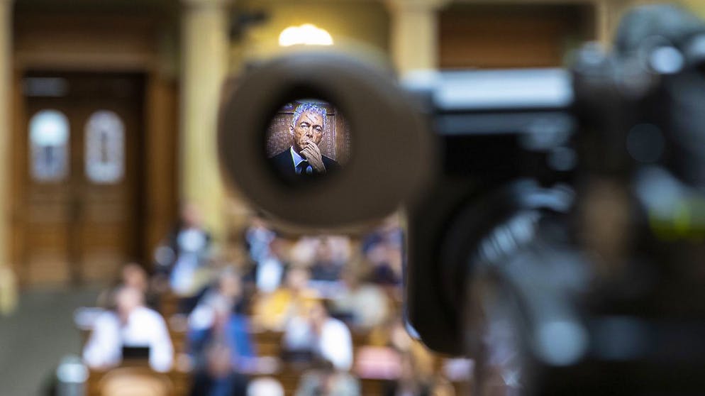 Bundesanwalt Michael Lauber, durch ein Okular einer TV-Kamera gesehen, sitzt auf der Tribuene des Nationalrats, waehrend der Herbstsession der Eidgenoessischen Raete, am Mittwoch, 25. September 2019 in Bern. (KEYSTONE/Peter Klaunzer)