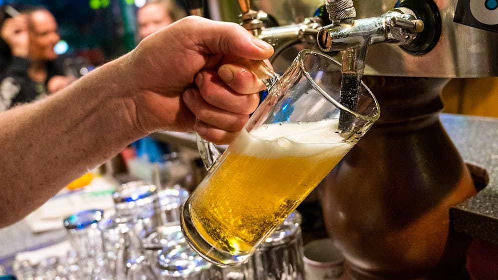 Die Schweizer Brauereien haben wegen der Coronapandemie grosse Mühe, die Biertrinker bei der Stange zu halten. Die Schliessung von Restaurants und die Absage von Festen schlägt auf den Absatz durch. (Symbolbild)
