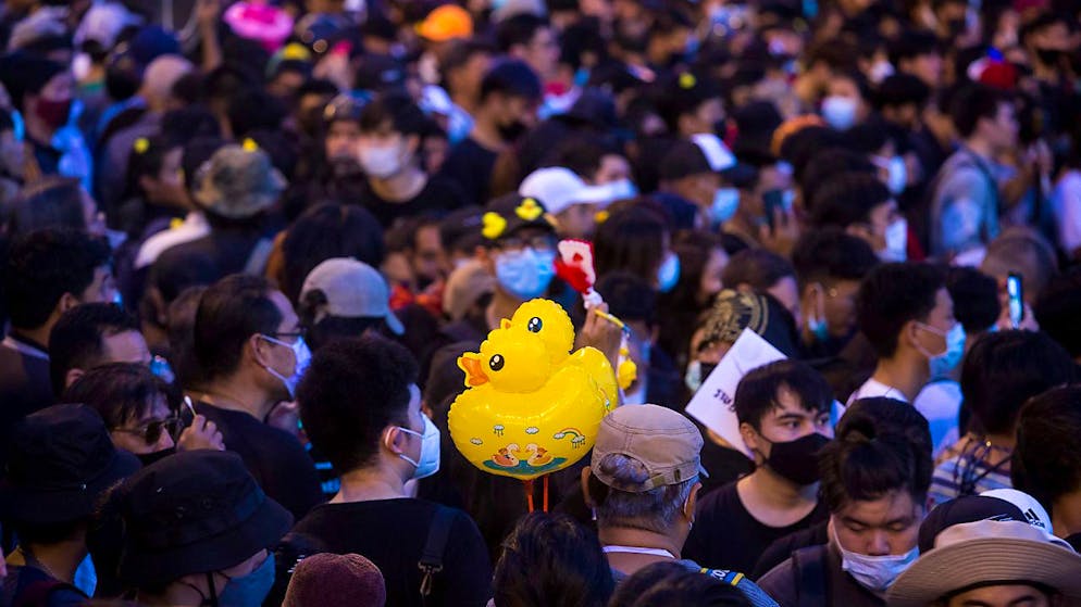 Während einer pro-demokratischen Demonstration in Bangkok, Thailand, trägt ein Protestteilnehmer Luftballons, die die Form einer Ente haben. Foto: Wason Wanichakorn/AP/dpa