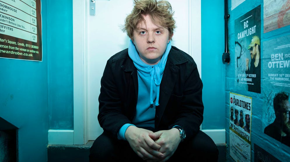 Lewis Capaldi für einmal sehr seriös: Der schottische Sänger posiert hinter der Bühne des kleinen Clubs «The Wardrobe» in Leeds, GB.