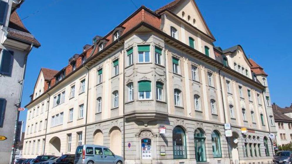 Das Bezirksgericht Frauenfeld hat einen psychisch kranken 21-jährigen Mann, der seine eigene Grossmutter tötete und enthauptete, wegen Schuldunfähigkeit freigesprochen. Es ordnete für ihn eine stationäre Therapie an.