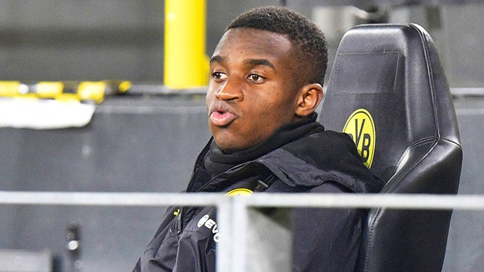 24.11.2020, Dortmund: Football: Champions League, Borussia Dortmund v FC Br¸gge, group stage, group F, matchday 4 at Signal Iduna Park.  Dortmund's Youssoufa Moukoko sits on the bench during the game.  Photo: Martin Meissner / AP / dpa +++ dpa-Bildfunk +++ (KEYSTONE / DPA / Martin Meissner)