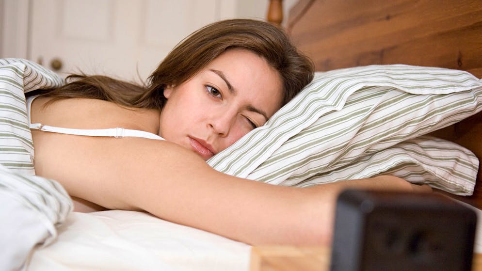 Sei still! Das mehrmalige Wegdrücken des Weckeralarms gehört für einige Menschen zur festen Morgenroutine.