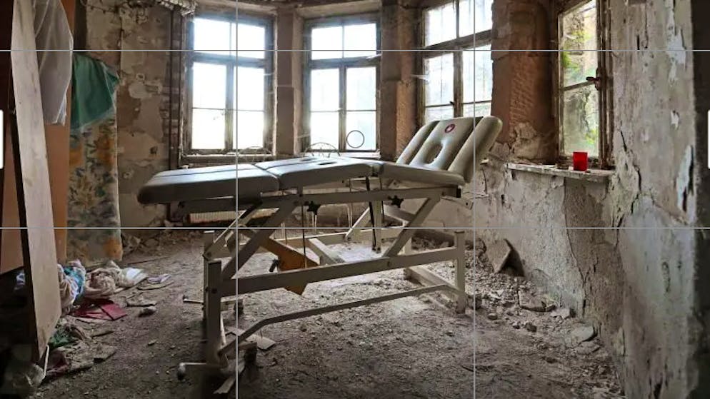 In einem Raum des ehemaligen Grandhotel Waldlust, das zu den sogenannten Lost Places gehört, steht eine Massageliege.