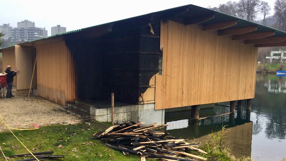 Das beschädigte Bootshaus der Berner Kantonspolizei am Wohlensee.