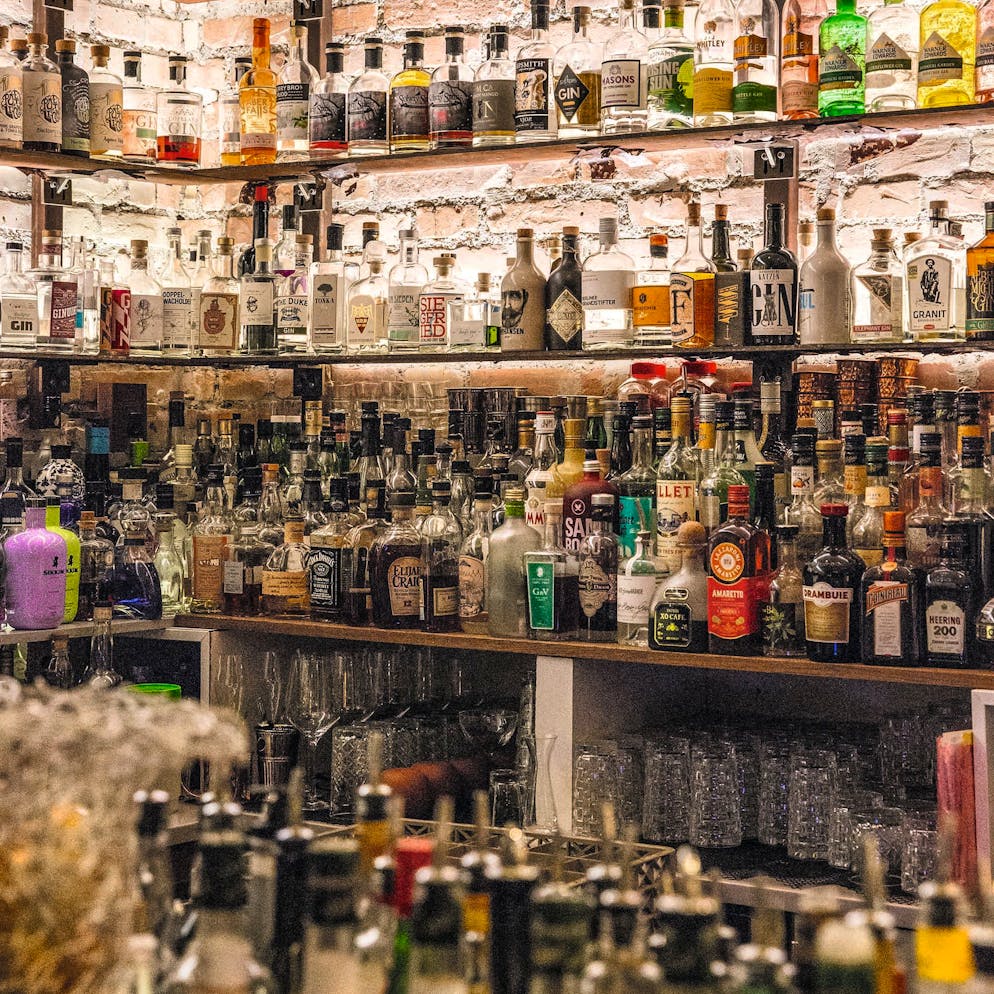 Die leuchtende Gin-Ecke in der Bar 4 Tiere in Zürich.