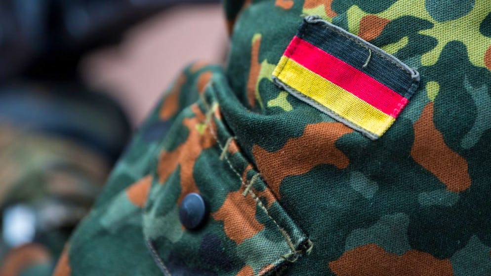 ARCHIV – Die Fahne von Deutschland ist auf der Uniform eines Soldaten aufgenäht, aufgenommen beim Tag der Bundeswehr. Foto: Monika Skolimowska/zb/dpa