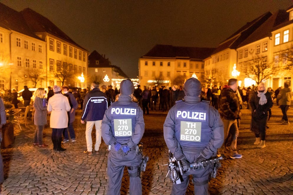 Menschen versammeln sich und protestieren gegen die neuen Infektionsschutzregeln im Corona-Hotspot-Landkreis Hildburghausen.