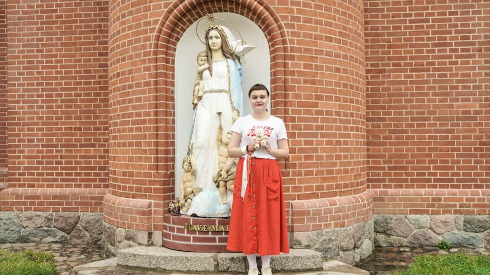 Dunant-Museum in Heiden zeigt Belarus im Blick von Fotografinnen - Gallery. «Blumen statt Steine»: Ein Bild der belarusischen Fotografin Kseniya Halubovich zum Protest der Frauen in Minsk, welches im «Dunant Plaza» in Heiden gezeigt wird.