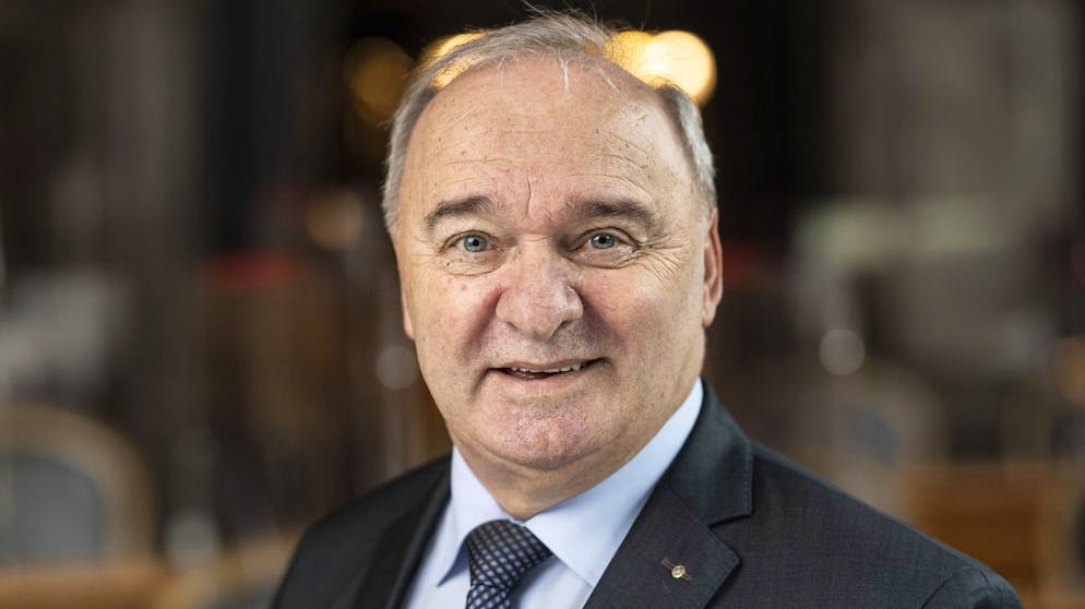 Portrait des ersten Vizepraesidenten des Staenderats, Alex Kuprecht, SVP-SZ, am Freitag, 20. November 2020 im Staenderatssaal in Bern. Alex Kuprecht wird aller Voraussicht nach zu Beginn der Dezembersession zum Staenderatspraesidenten 2020/2021 gewaehlt werden. (KEYSTONE/Alessandro della Valle)