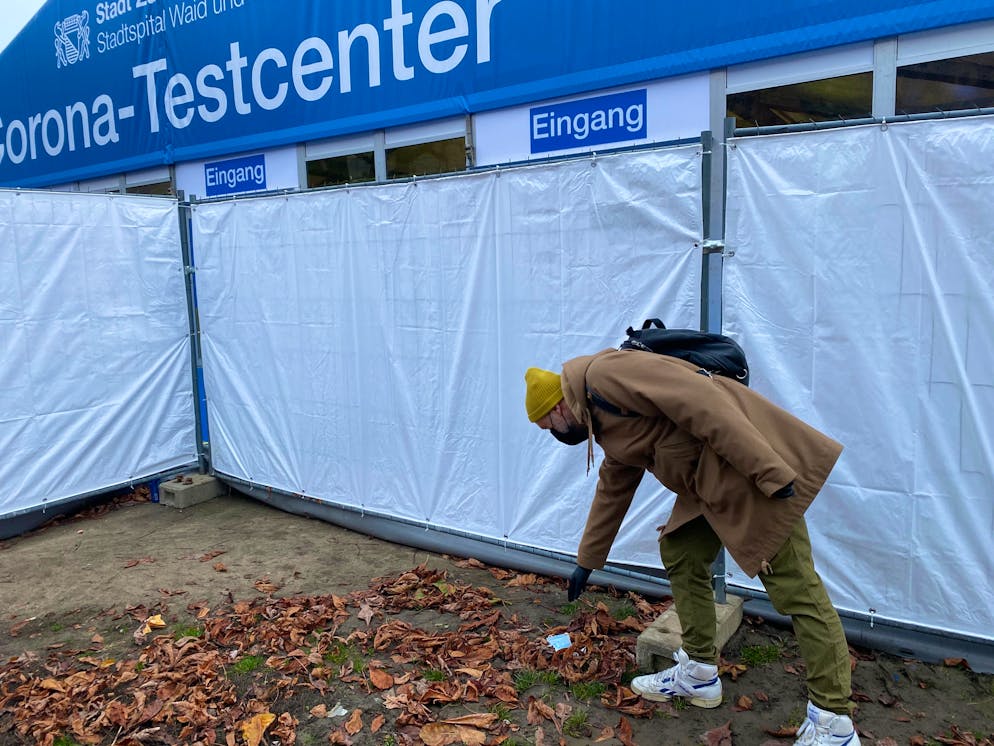 Sogar vor dem neuen Corona-Testcenter auf dem Kasernenareal in Zürich werden Masken einfach achtlos auf den Boden geworfen.