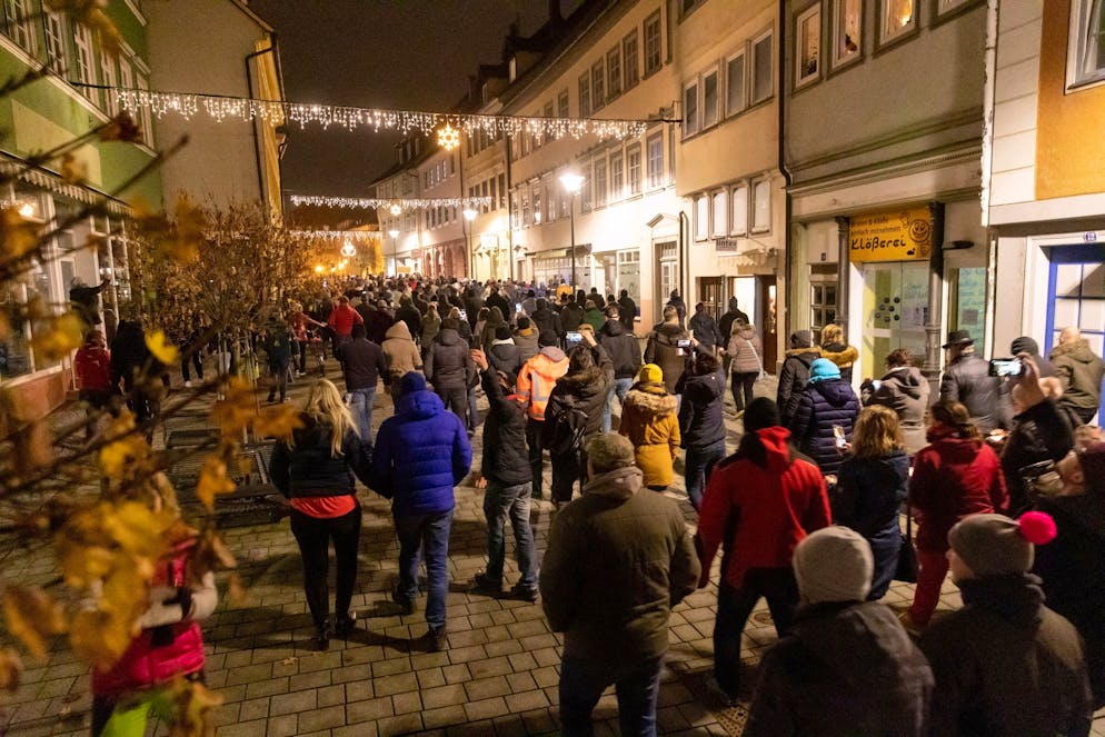 Im Corona-Hotspot-Landkreis Hildburghausen haben rund 400 Menschen gegen die neuen Corona-Regeln protestiert.