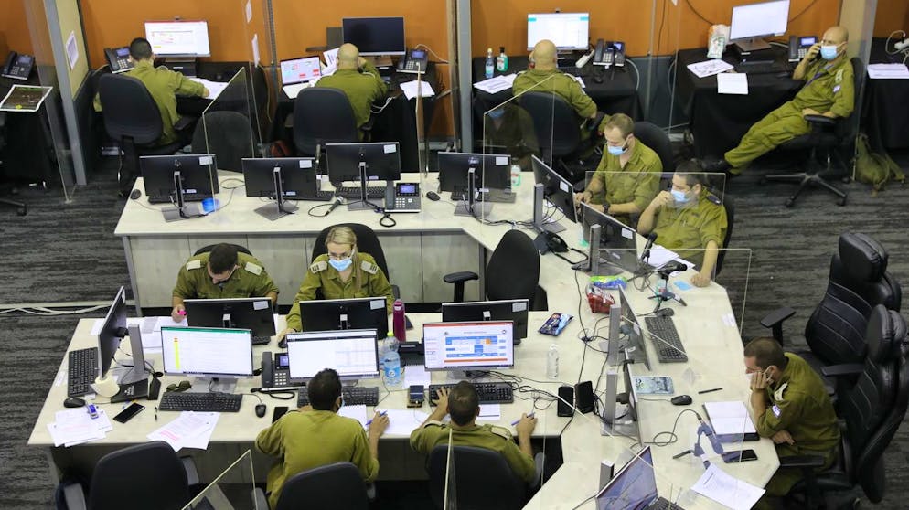 epa08729074 Israeli soldiers in the central national control room Headquarters of the Home Front Command dealing with coronavirus COVID-19 in the city of Ramla, near Tel Aviv, on October 8, 2020. The Israeli Ministry of Defense, in cooperation With the Israeli military, more than 5,000 soldiers are being deployed to assist the state effort in the national fight to prevent the spread of the corona virus, with a large suite of virus infection tracking and detection and a massive array of epidemiological tests.  Israel is on a three-week national lockdown during the holiday period.  EPA / OPEN SULTAN