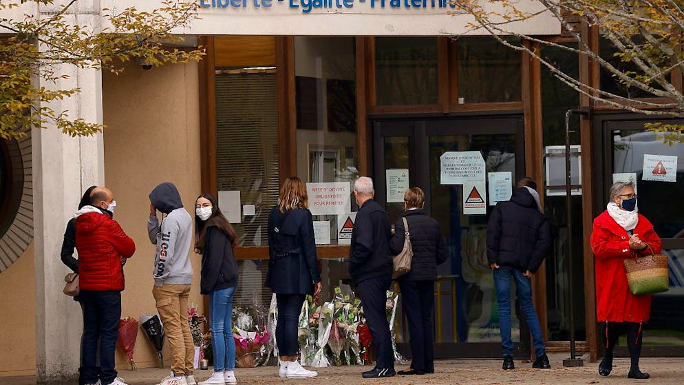 Altri 4 studenti della scuola media di Conflans-Sainte-Honorine (Parigi) sono stati incriminati oggi nell'inchiesta sull'omicidio del professor Samuel Paty, decapitato il 16 ottobre per aver mostrato giorni prima caricature di Maometto in classe ai suoi allievi.