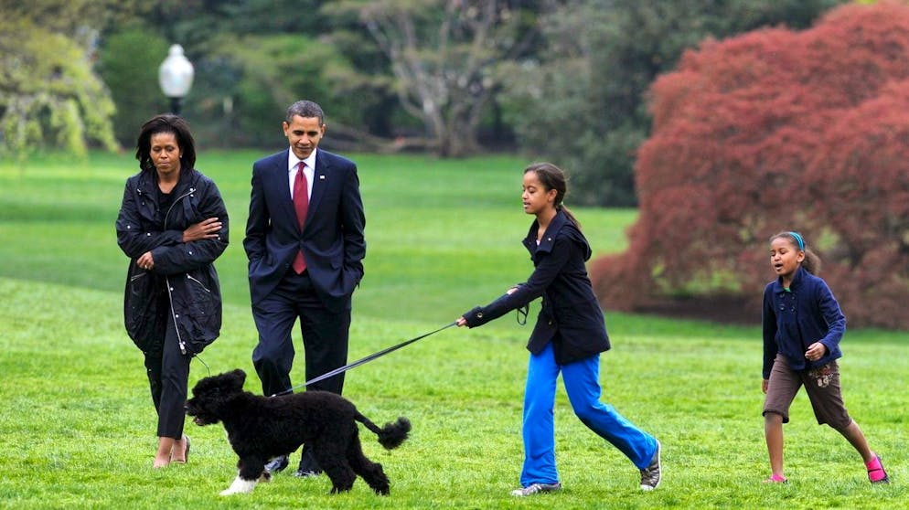 Im Weissen Haus sollen sich ihre Töchter oft als Konkurrentinnen wahrgenommen haben: Michelle und Barack Obama zusammen mit Malia und Sasha und Hund Bo während eines Spazierganges im Garten des Weissen Hauses im Jahr 2009.