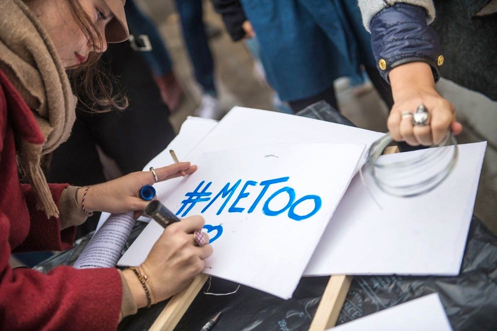 Eine Frau schreibt den Slogan #MeToo auf ein Plakat während einer Kundgebung gegen geschlechtsspezifische und sexuelle Gewalt gegen Frauen in Paris am 29. Oktober 2017. Der Hashtag #MeToo wurde in sozialen Netzwerken etabliert, um vor allem weiblich gelesene Personen zu ermutigen, Fälle von mutmasslichem sexuellen Missbrauch anzuprangern.