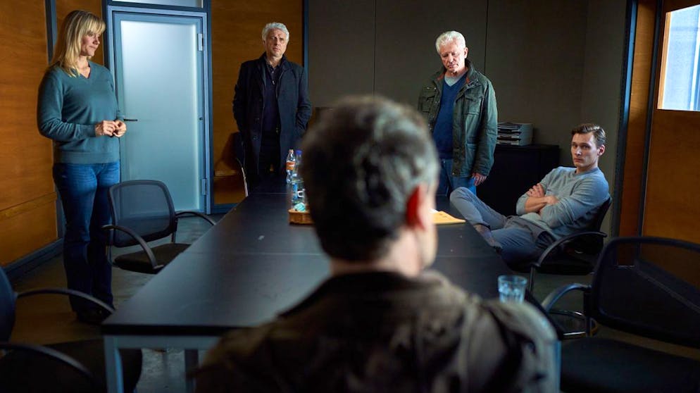 Die Dortmunder Ermittler Peter Faber (Jörg Hartmann, Martina Bönisch (Anna Schudt) und Jan Pawlak (Rick Okon, rechts) begrüssen Kollegen aus München – die den «Tatort»-Zuschauern bestens bekannten Kollegen Ivo Batic (Miroslav Nemec (zweiter von rechts) und Franz Leitmayr (Udo Wachtveitl, zweiter von links).