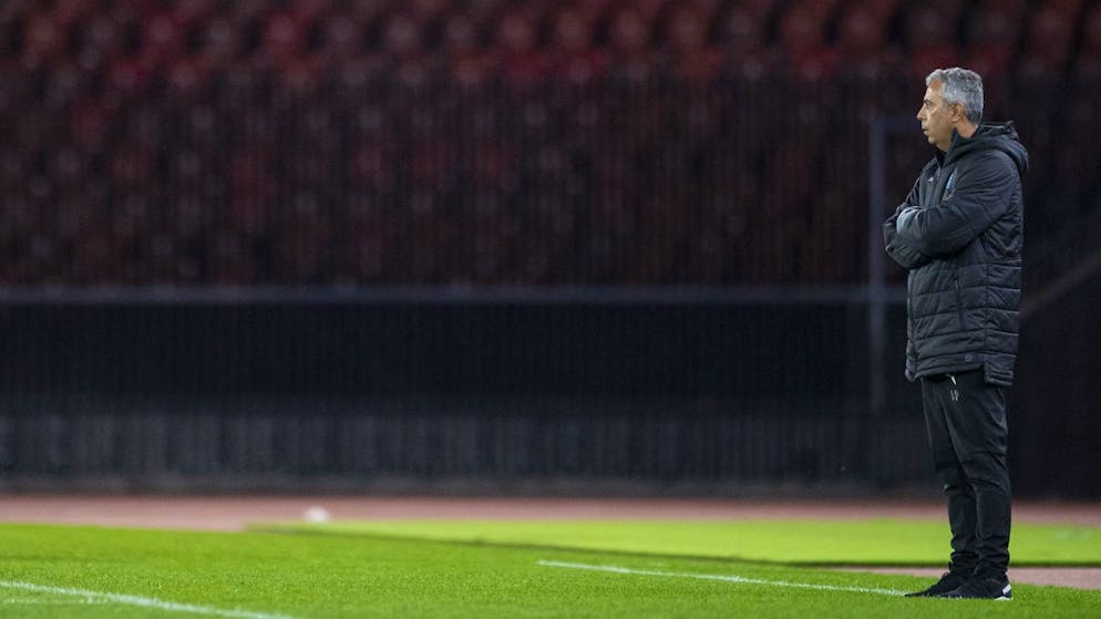 GC-Trainer João Pereira sieht, wie sich seine Mannschaft im Vorwärtsgang schwertut – und wechselt den 1:1-Torschützen ein. (Archivbild)