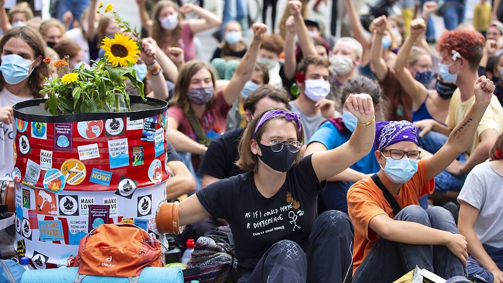 Klimaaktivisten demonstrierten während der Aktionswoche «Rise up for Change» auf dem Bundesplatz in Bern.